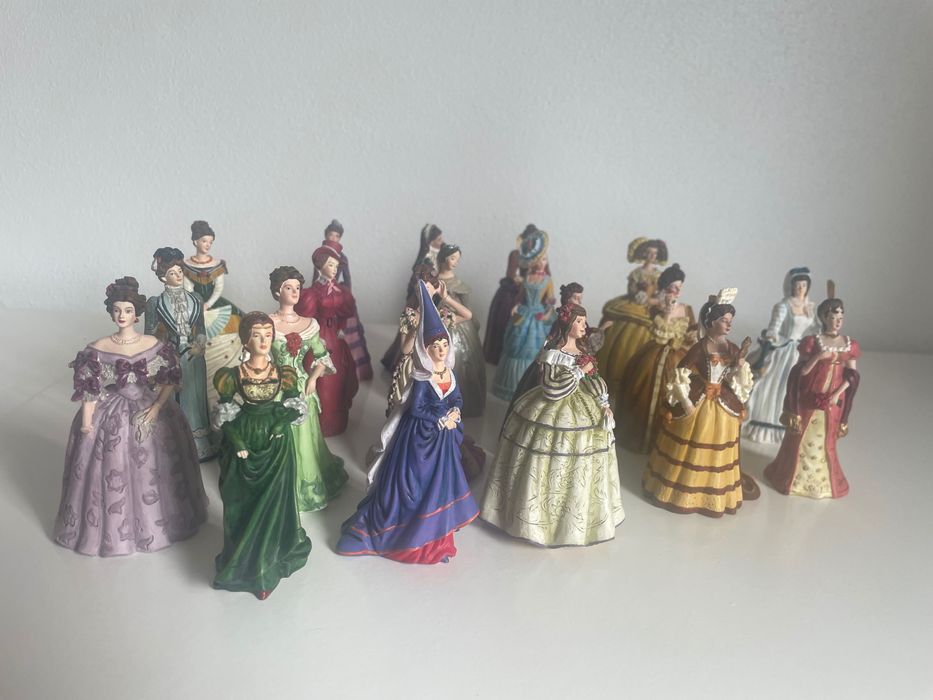 Coleção bonecas com trajes senhoriais