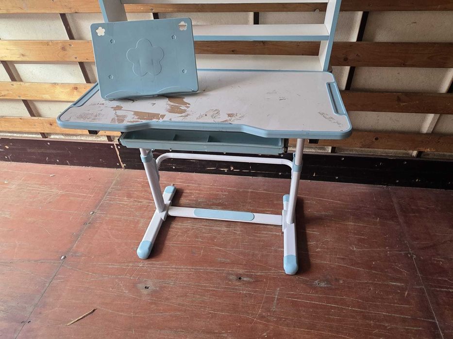 Secretária infantil regulável em altura com estante