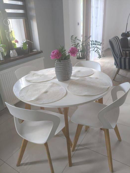 Jysk okrągły Stół 105cm  do jadalni z 4 krzeslami