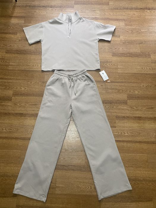 Літній костюм бежевого кольору