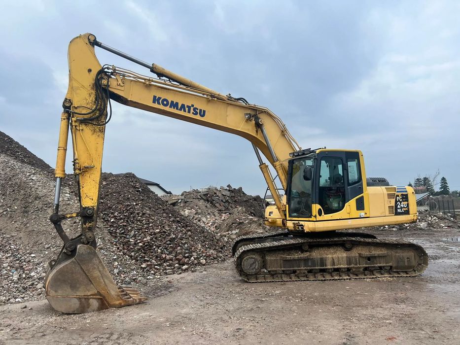 Komatsu 240NLC-8  11 tys moto Komatsu 240NLC-8 130 tys netto + vat