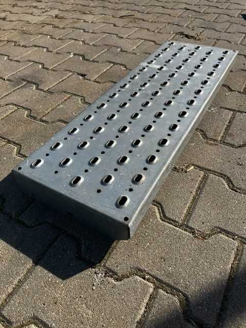 Stopień schodowy metalowy antypoślizgowy 80cm do warsztatów/magazynów i konstrukcji metalowych