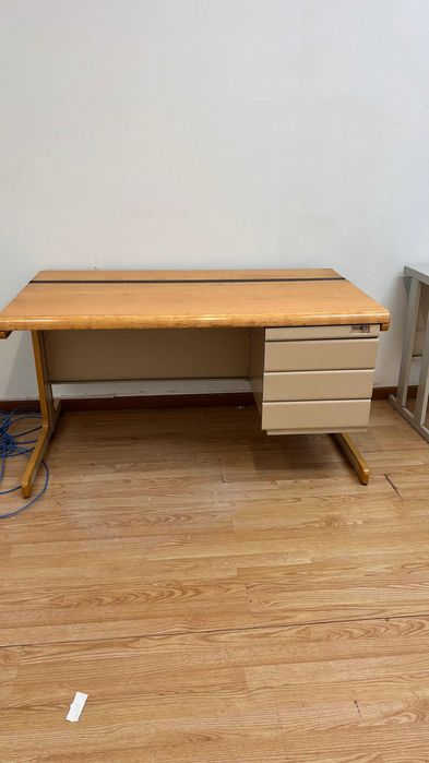 Secretárias de metal e madeira