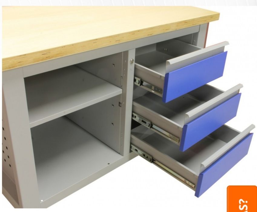 Bancada de trabalho profissional com tampo de madeira. AP28