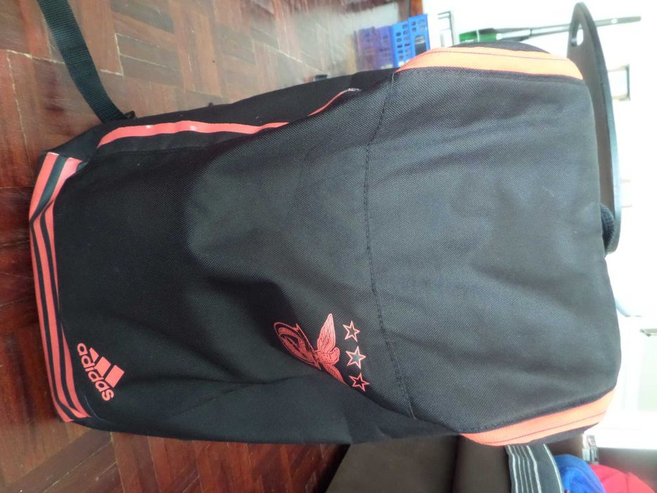 Mochila da Adidas, Preta com Perfis Vermelhos e Simbolos do Benfica. Ideal para desporto ou viagens