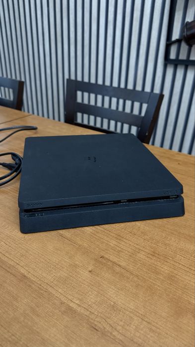 PlayStation 4 Slim + 2 comandos