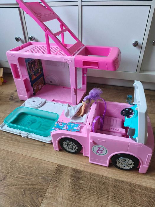 Kamper barbie z akcesoriami, skuterem i rowerem