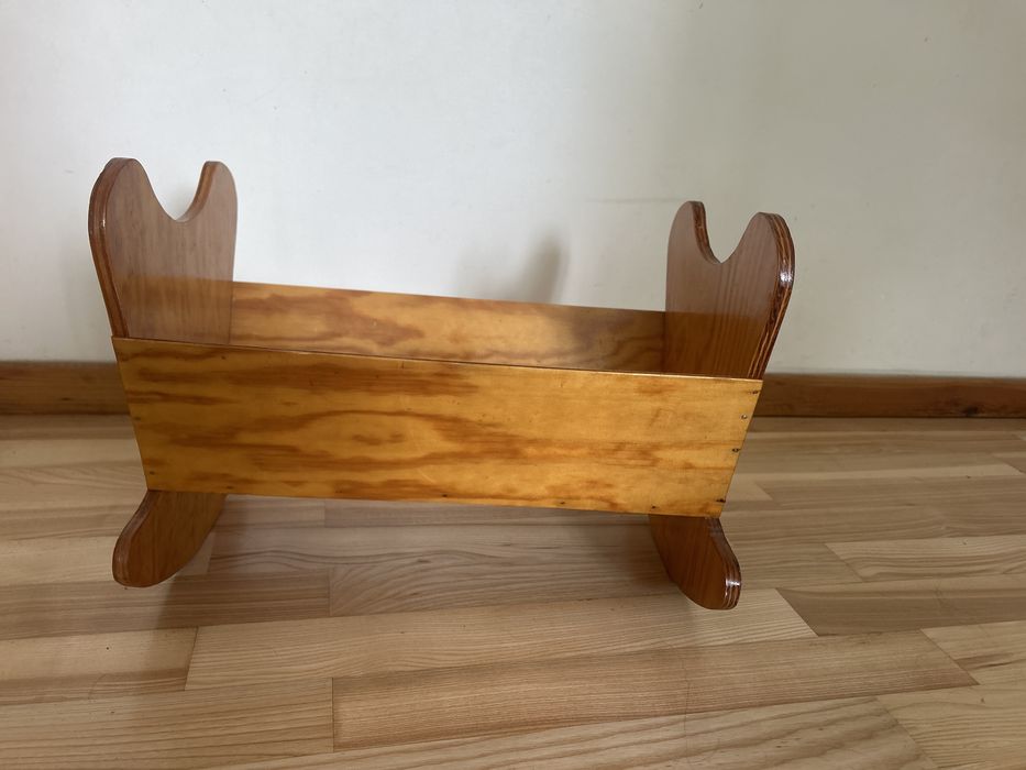 Drewniana kołyska dla lalek