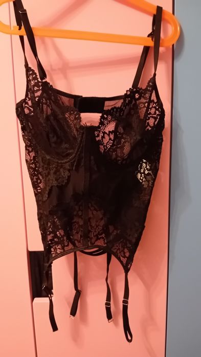 Gorset koronkowy czarny do pończoch