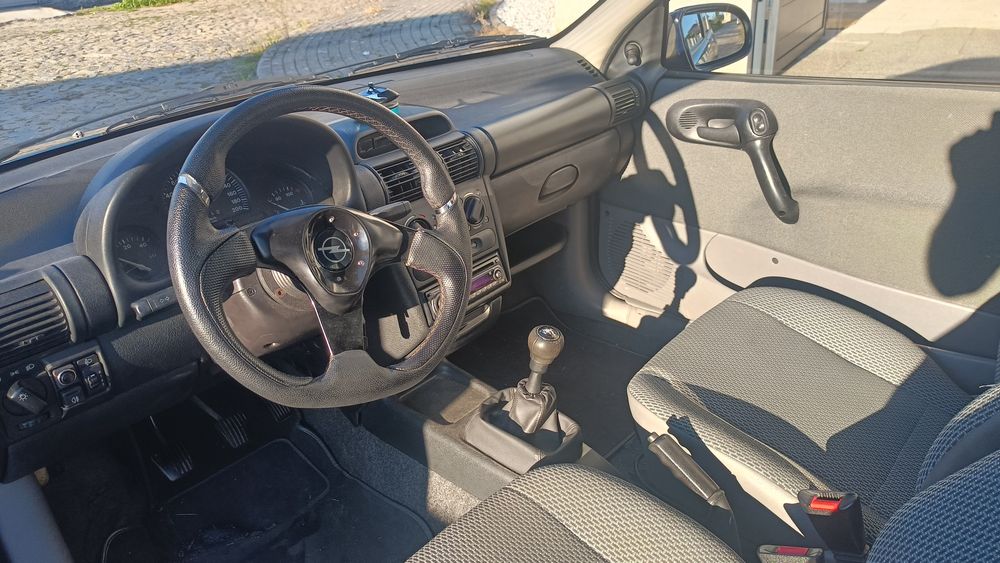 Opel corsa azul comercial