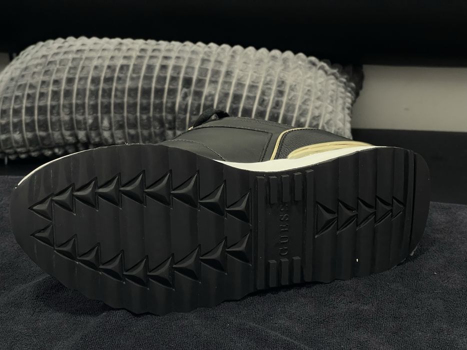 GUESS 41  26.5см. Кросівки