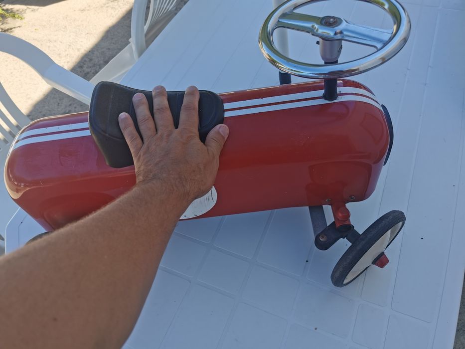 Carrinho de criança um chapa, antigo mas totalmente funcional.