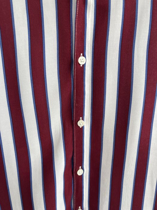 Camisa às Riscass Vermelhas e Brancas e com pormenores Azuis