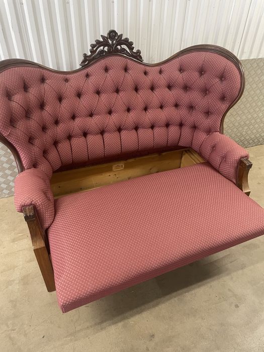 Piękna sofa ze schowkiem