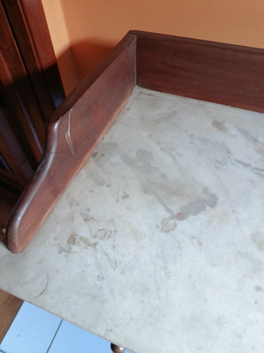 Mesa com tampo em mármore