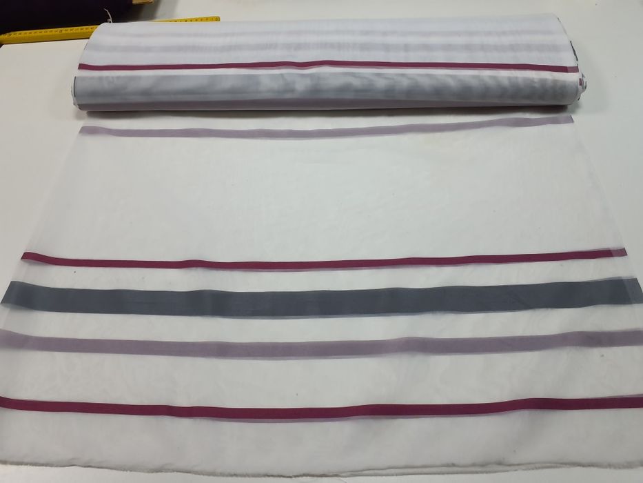 Tkanina ozdobna biała w fioletowo/szaro/wrzosowym pasek szer.152 cm.