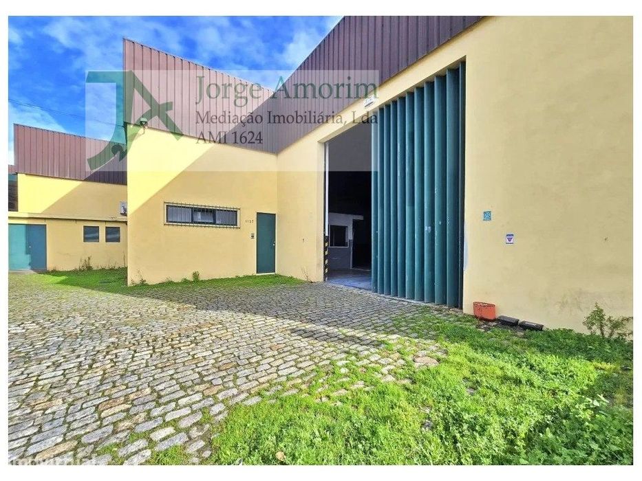 Armazém na Maia 950 m2 - 2 frentes . Fácil acesso às principais via...