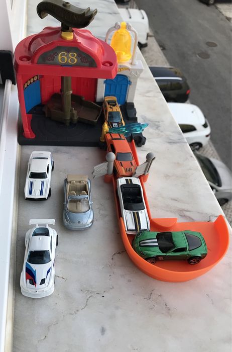Pista Hotwheels com carrinhos