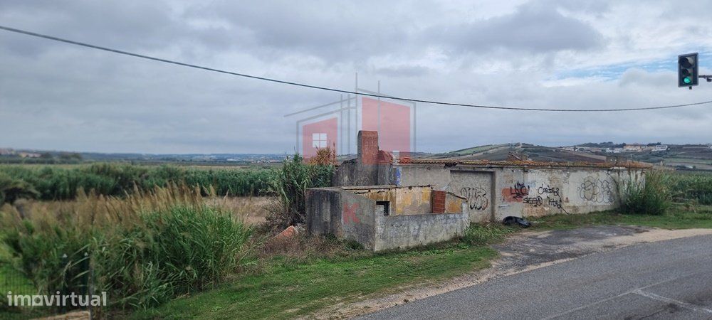 Terreno misto com ruína para reconstrução
