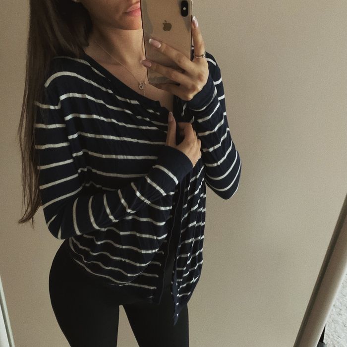 asymetryczny sweterek rozpinany granatowy biały paski kardigan sweter