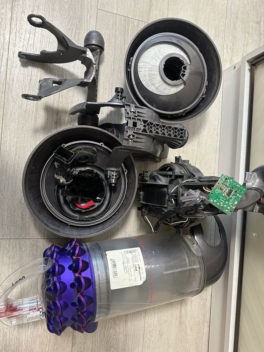 Порохотяг  Dyson  розібраний