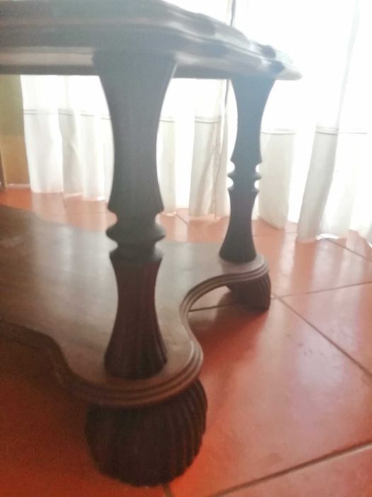 Mesa com tampo em pedra mármore