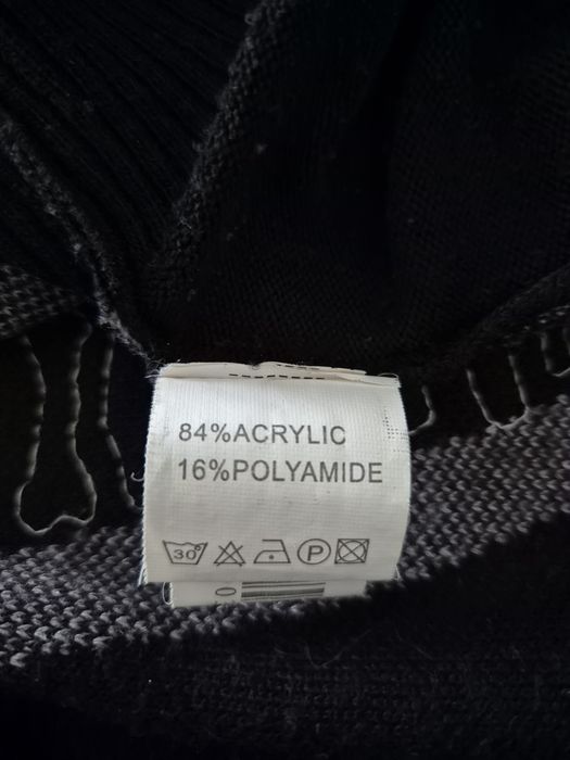 Sweter damski z cekinami w kolorze czarnym