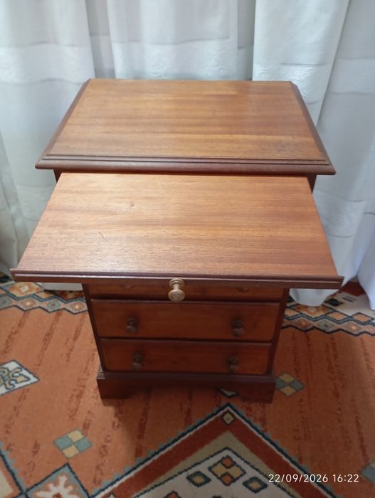 Mesa cabeceira com mesa extensível