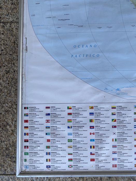 Mapa do Mundo com Bandeiras (Emoldurado) – 10€