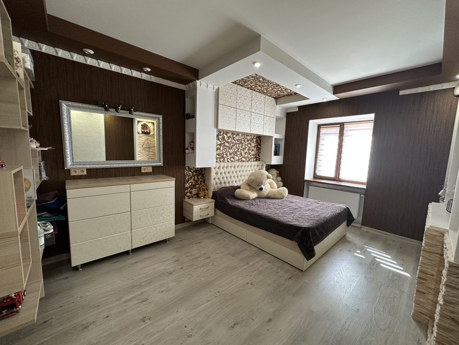 Продам 2-х этажный каменный дом  в Варваровке на участке 7. 12 соток