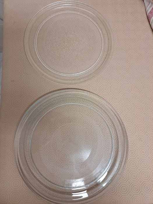 2 Pratos Microondas em excelente estado. Tem 27cm e 24cm. Unidade.