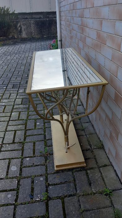 Móvel aparador de sala em espelho