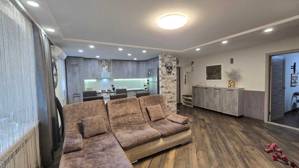 Продам 4 комнатную квартиру. Кирпич. 4 этаж, газ. Центр Таирова. Академика Королева