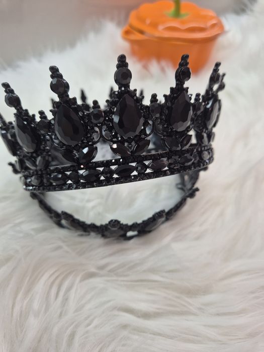 Чорна корона на торт)