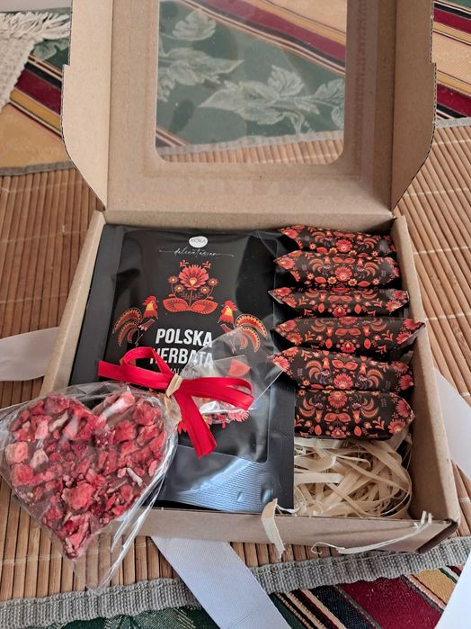 Zestaw prezentowy herbata krówki cukierki czekoladowe serce