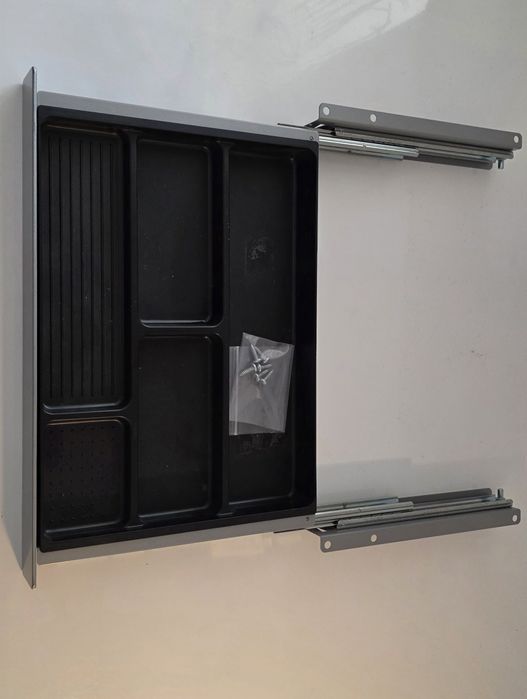 Metalowa szuflada do biurka