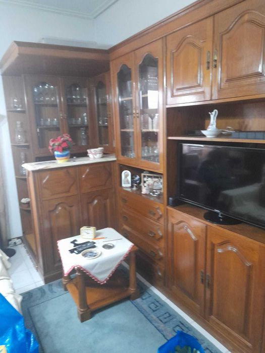 Móvel com bar em madeira