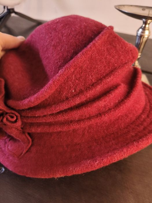 Miękki czerwony kapelusik wełniany Bożena Rabionek ²³⁶