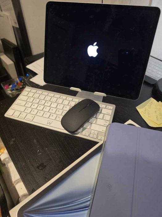 IPad air 13 M2 256 like new, Rarely used, w box and acessories