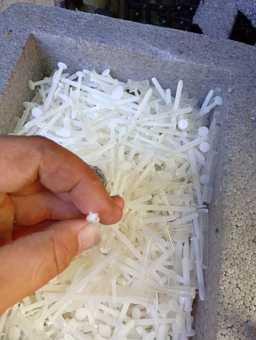 Pregos plásticos para isolamento