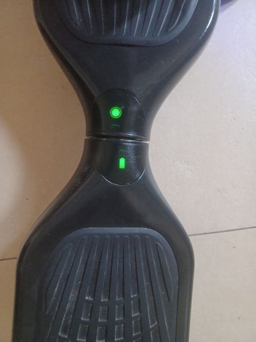 Hoverboard preto da Urbanglide.
Algumas marcas de uso e está um bocado