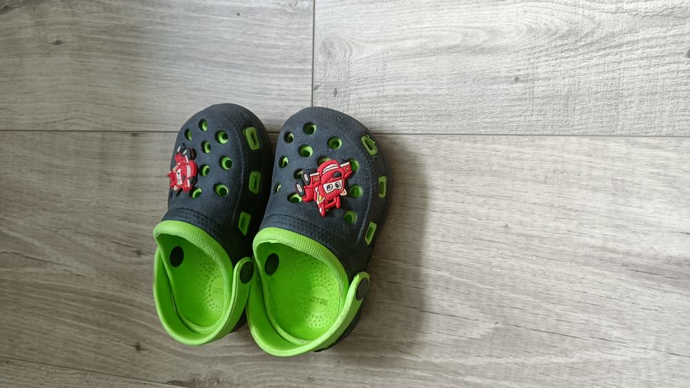 Buty sandały kąpielowe klapki r.23