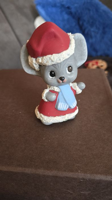 Myszka w stroju Mikołaja.