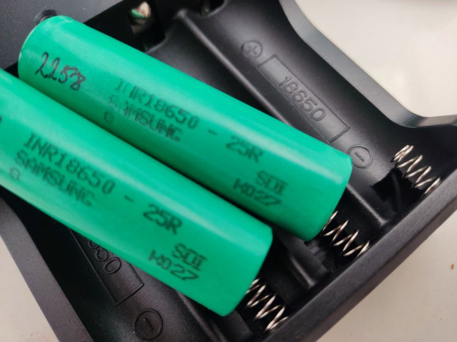 Ładowarka Ogniw 18650 Akumulatorów Li Ion 3,7v 4,2v SAMSUNG 25R 2 SZT