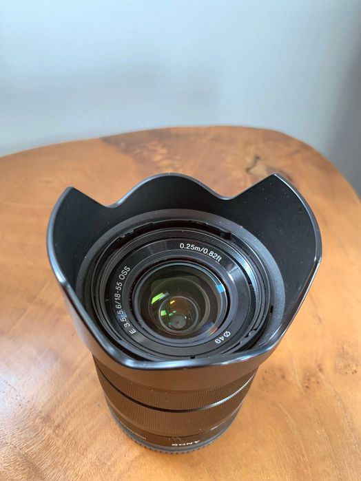 Objetiva Sony SEL1855 com Steadyshot e parasol incluido