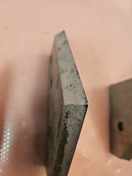 Trzy metalowe płytki tnące bizon