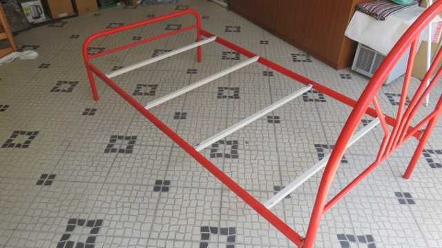 Cama de ferro , pintado s/estrado e s/colchão