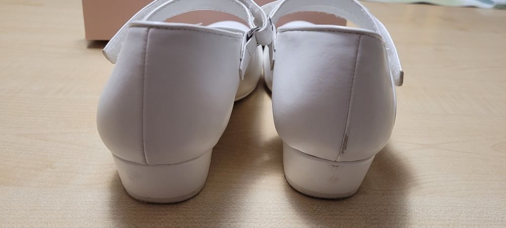 Buty białe komunijne