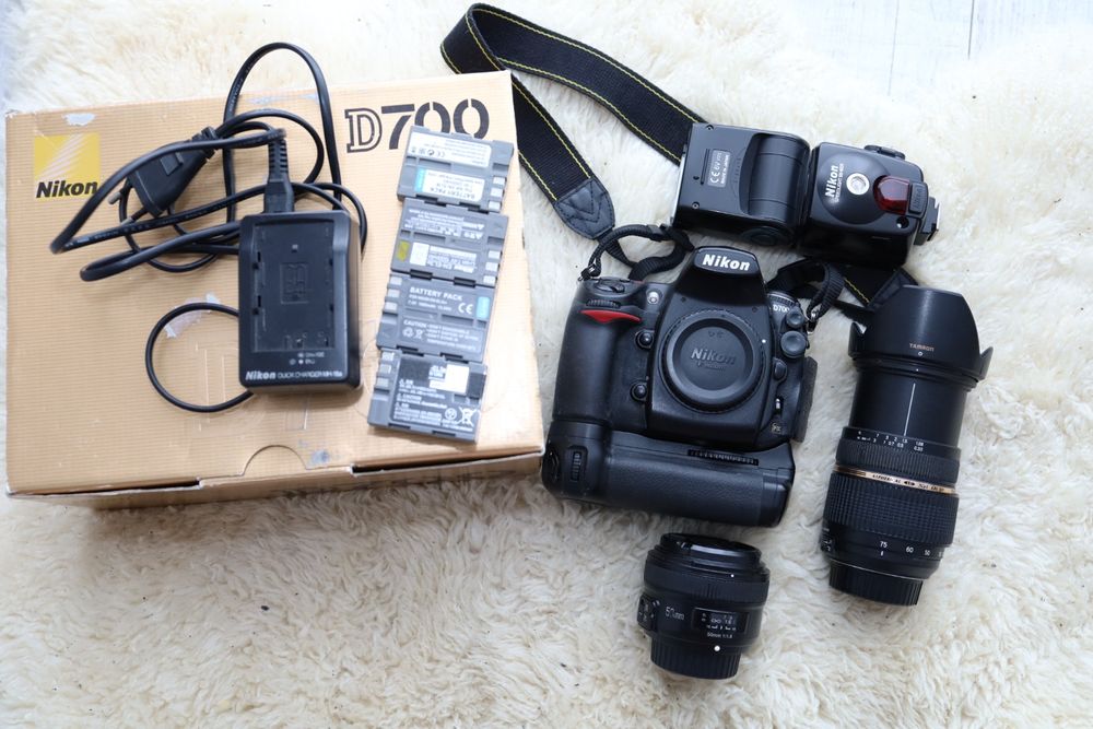 Nikon D700 + бустер+4акб+коробка та зарядне...