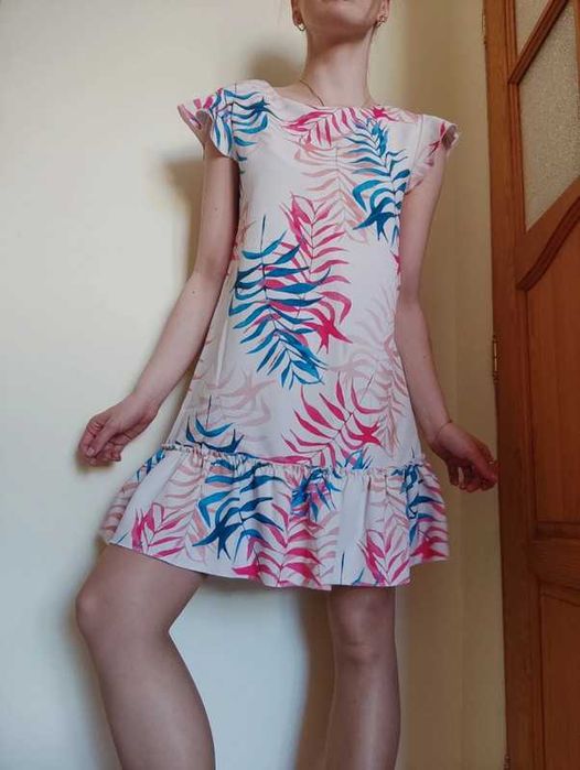 Sukienka trapezowa z falbankami biała palmy liście S 36 M 38